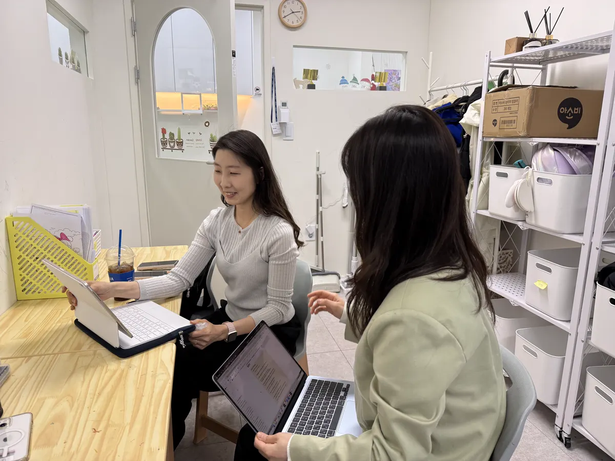 클래스업 담당자와 이야기를 나누는 원장님