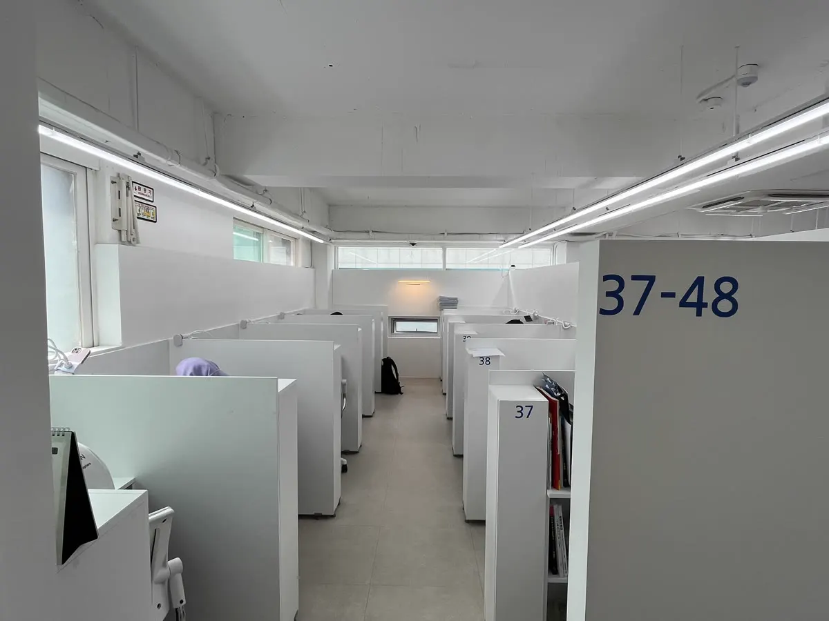 37번부터 48번 좌석이 있는 학습 공간