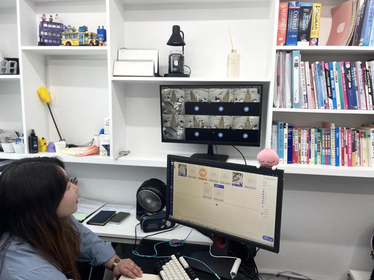 방범 카메라 화면과 클래스업 현황 화면을 함께 보는 관리 데스크